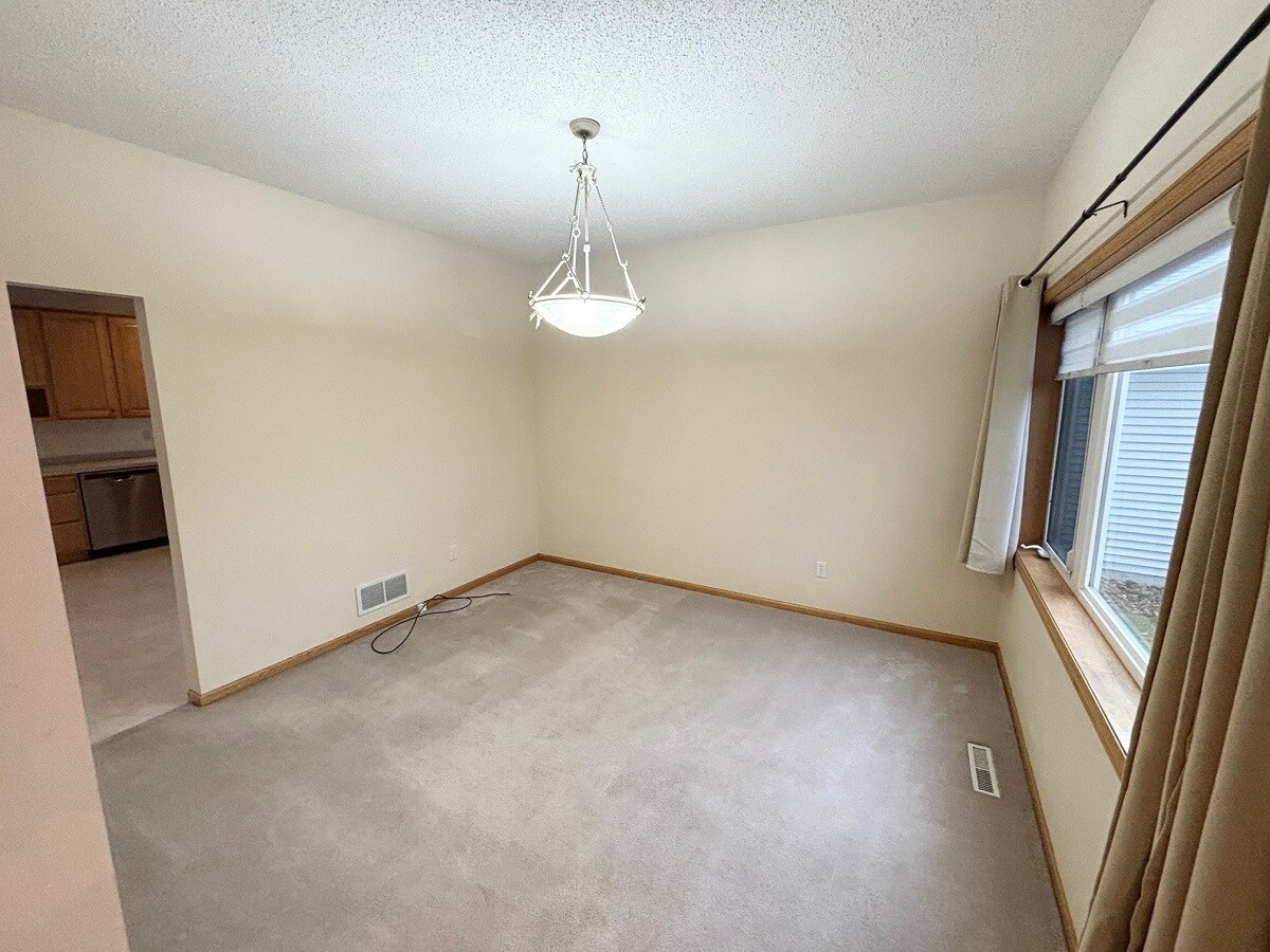 Building Photo - 15014 Valley View Pl