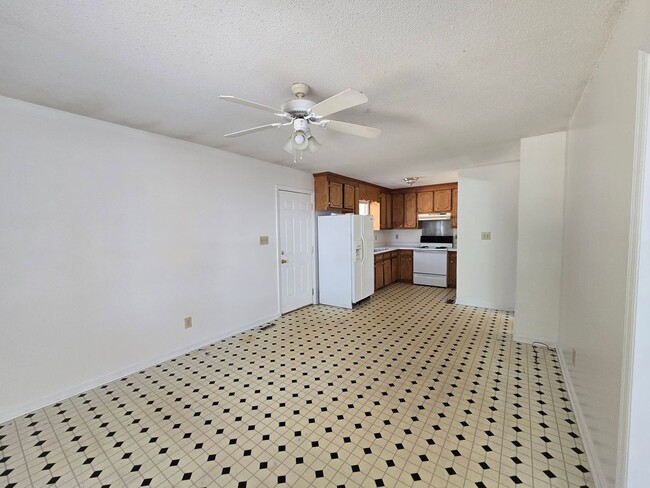 Building Photo - 1929 Crestview Dr