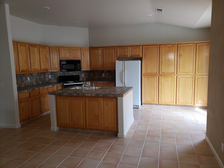 Building Photo - 2054 Pinehurst Ct