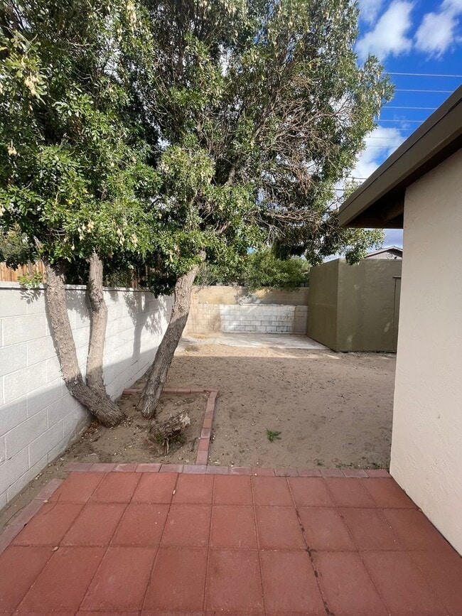 Building Photo - Beautifully Updated 3 Bedroom/2 Bathroom H...