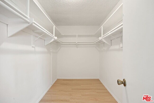 Building Photo - 1025 Kings Rd