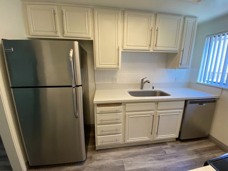 Building Photo - 1444 Centinela Ave