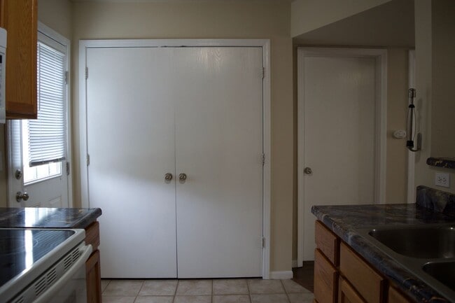 Building Photo - Nice 4 Bed 3 Bath Duplex!