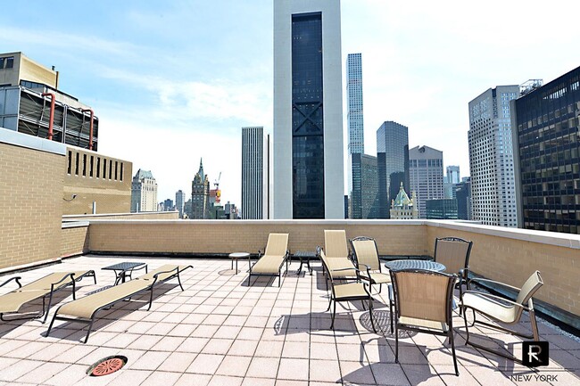 Building Photo - 58 W 58th St