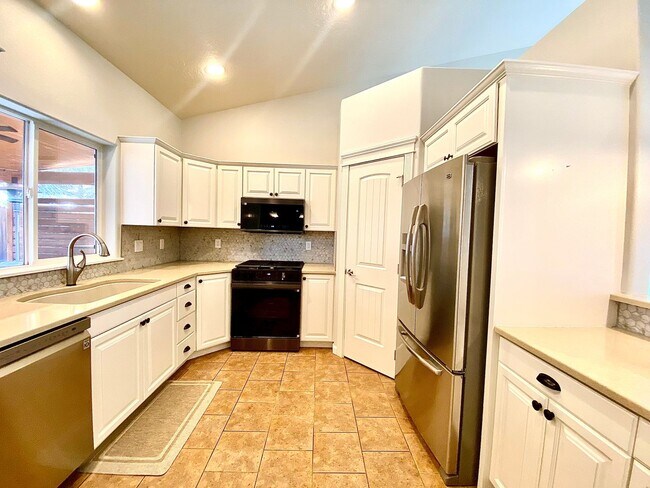 Building Photo - 3 Bedroom 2.5 Bath, 3 Car Garage w/Gorgeous Exterior