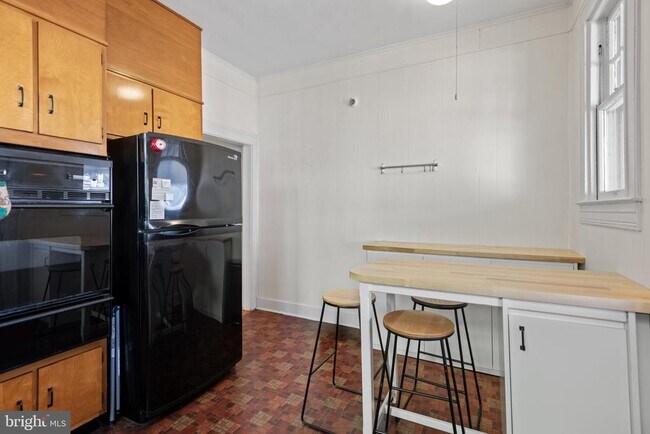Building Photo - 1228 W 37th St