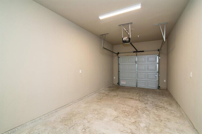 Building Photo - 605 Harvest Moon Dr