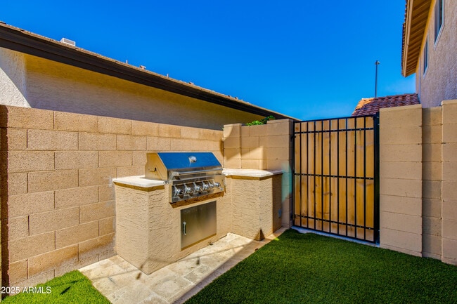 Building Photo - 2119 E New Bedford Dr