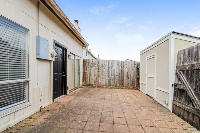 Building Photo - 7922 Grow Ln