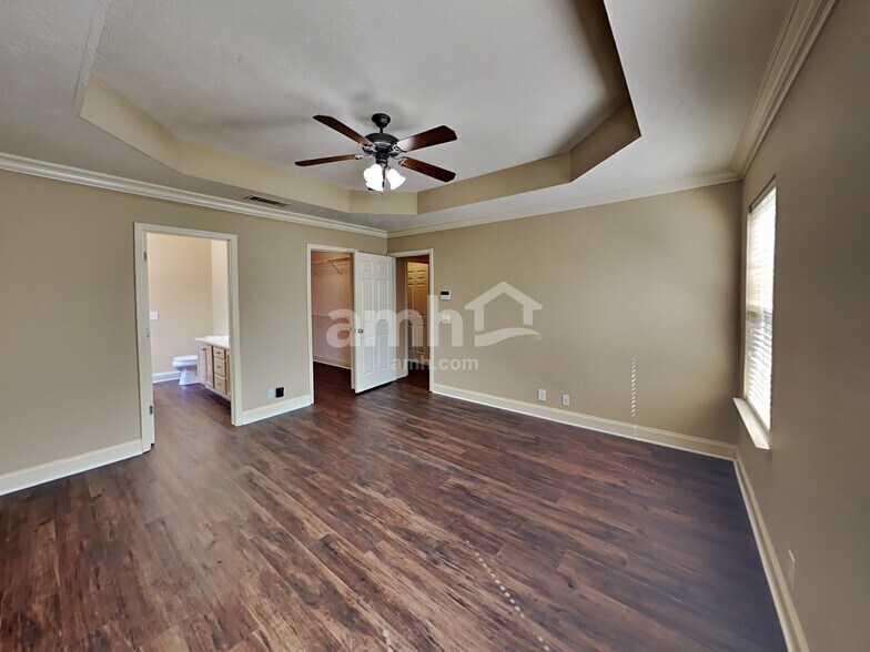 Building Photo - 347 Titans Cir