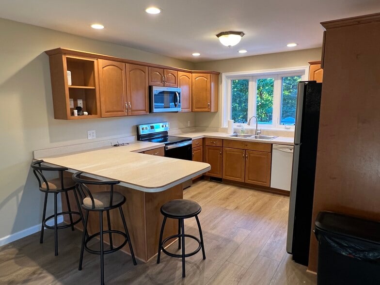 Building Photo - 176 Duer St