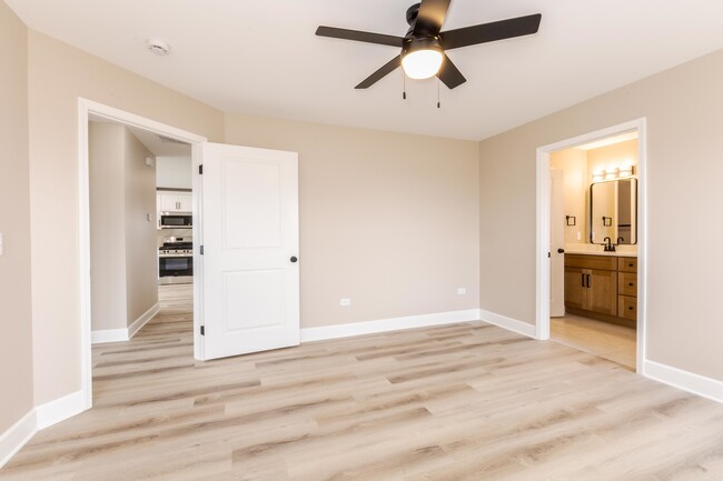 Building Photo - 516 Carriage Ct