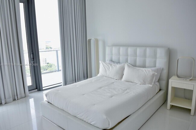 Building Photo - 17475 Collins Ave