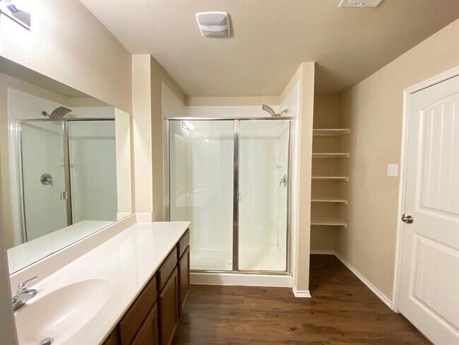 Building Photo - 2105 Meadow Park Dr