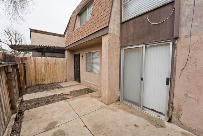 Building Photo - SW- condo 2bed-1 bath attached 1 car garage