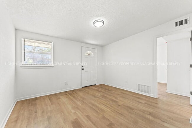 Building Photo - Comfortable Living and Style! RENT SPECIAL...