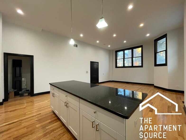 Building Photo - 2842 W Augusta Blvd