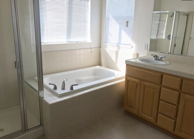 Building Photo - Close to ACE train, parks and school