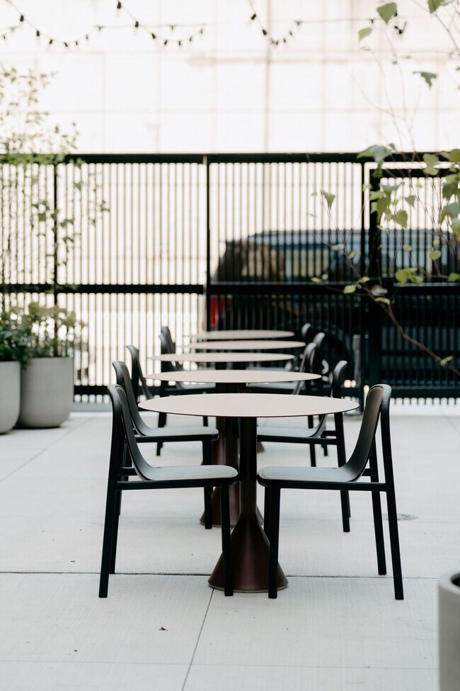 Building Photo - 755 S Clark St