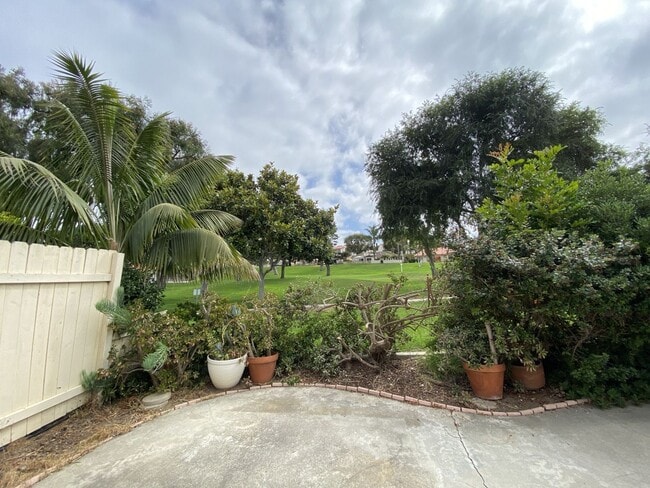 Building Photo - 2+bd/1ba Single Story Duplex Minutes Drive...