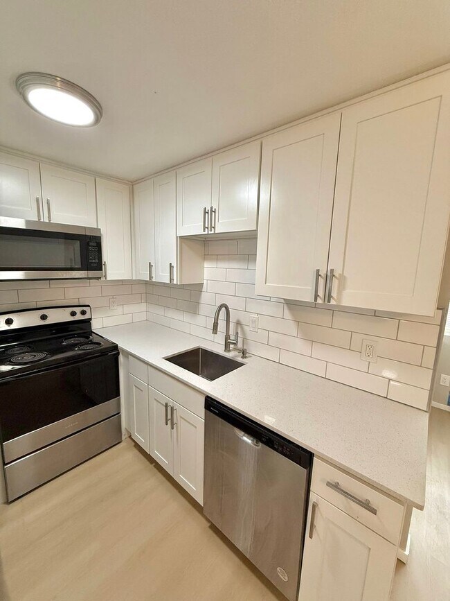 Building Photo - 4-Bedroom North Green Lake Townhouse-Style...