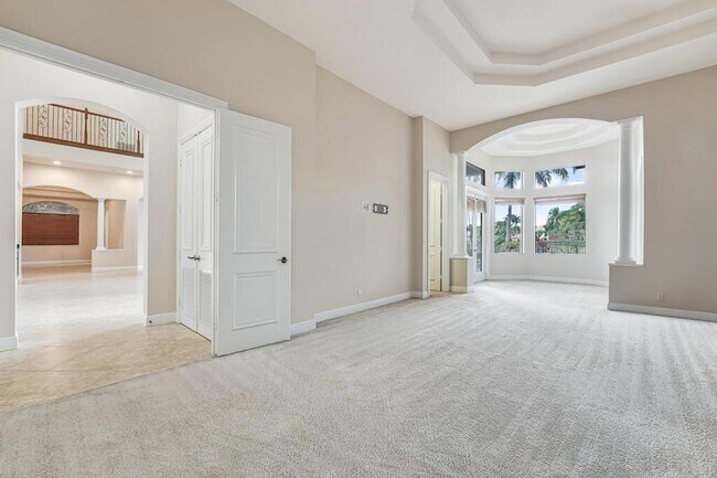 Building Photo - 10513 Versailles Blvd