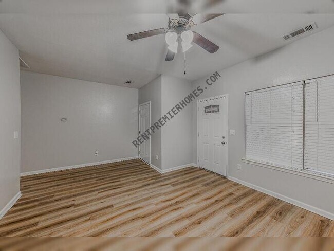 Building Photo - 3202 Fawn Dr