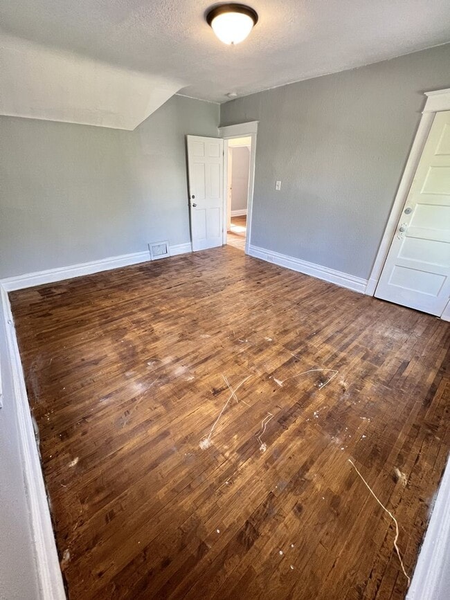 Building Photo - 708 E 6th St