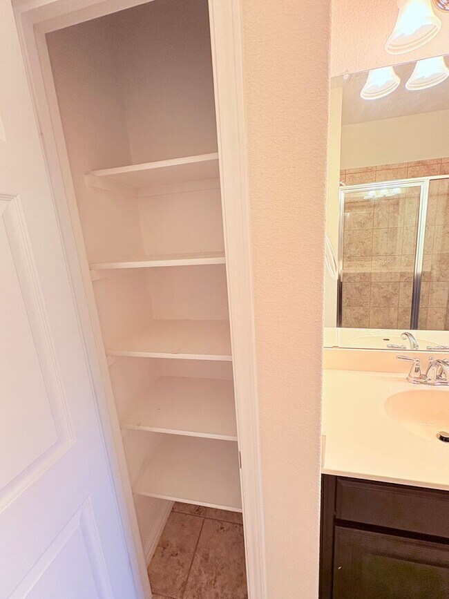 Building Photo - Large Home In Preston Village