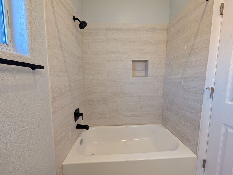 Common bathroom - 1020 Headingly Ave NW