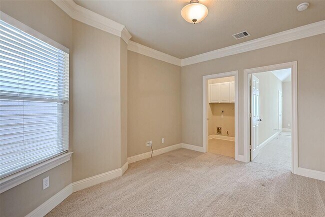Building Photo - 5708 Petty St