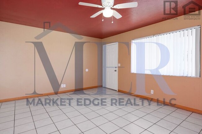 Building Photo - 3Bed/2Bath at 35th/Cactus! $1499 MOVE-IN S...