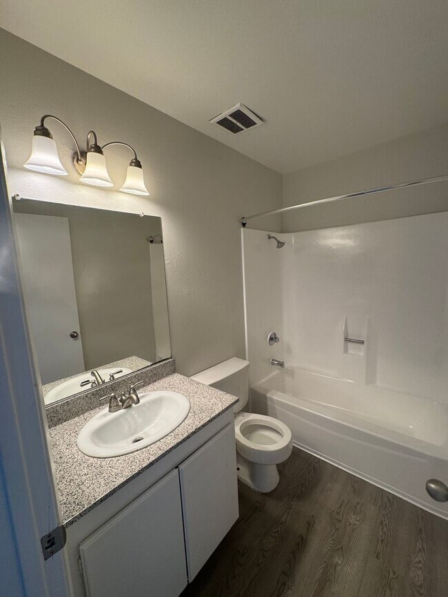 Building Photo - 3 Bed + 1.5 Bath Townhouse
