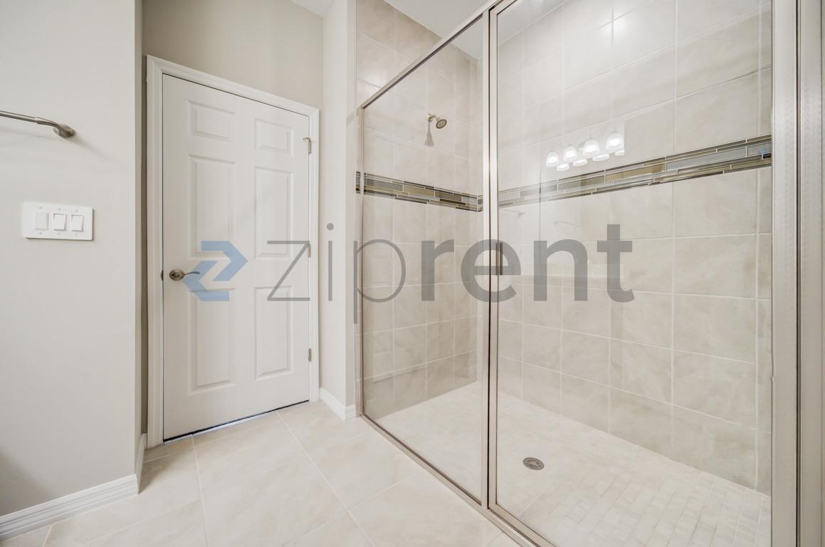 Building Photo - 1126 S Town and River Dr