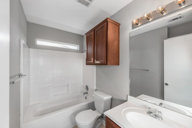 Building Photo - August 2026 Pre-Lease! Fantastic 4 Bed, 3 Bath Near Campus!