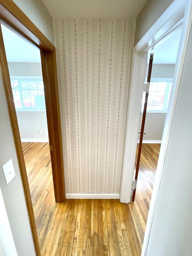 Building Photo - Three bedroom, Two bath House