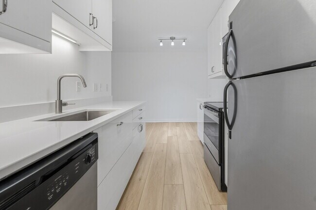 Building Photo - 821 Douglas Ave