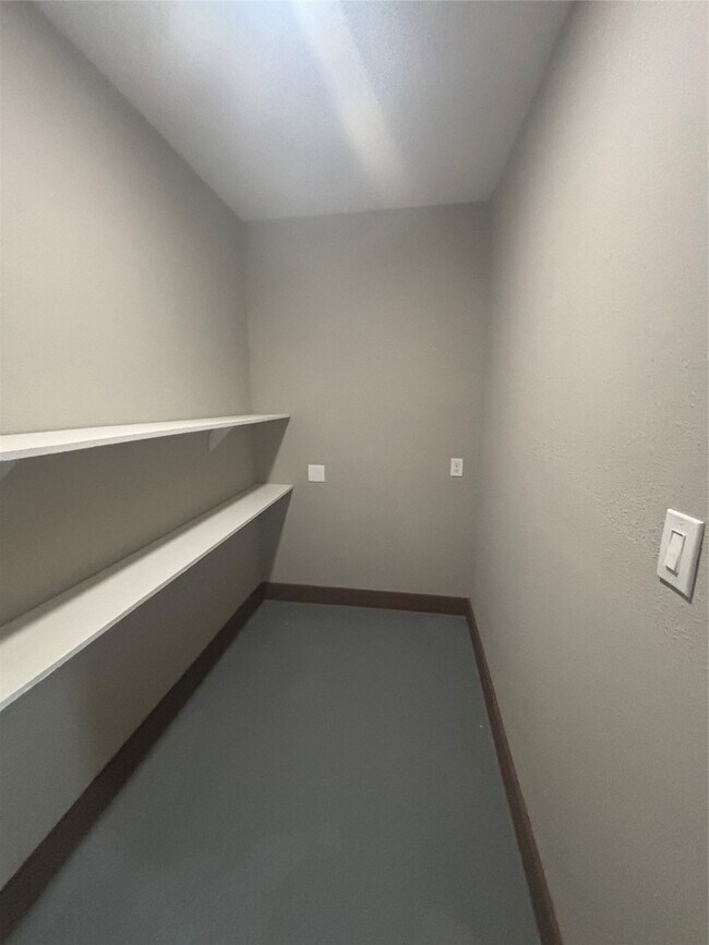 Building Photo - 9480 Plum Grove Rd