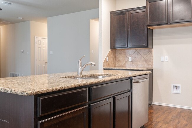 Building Photo - Spacious 3-Bedroom, 2-Bath Home in Lake Po...