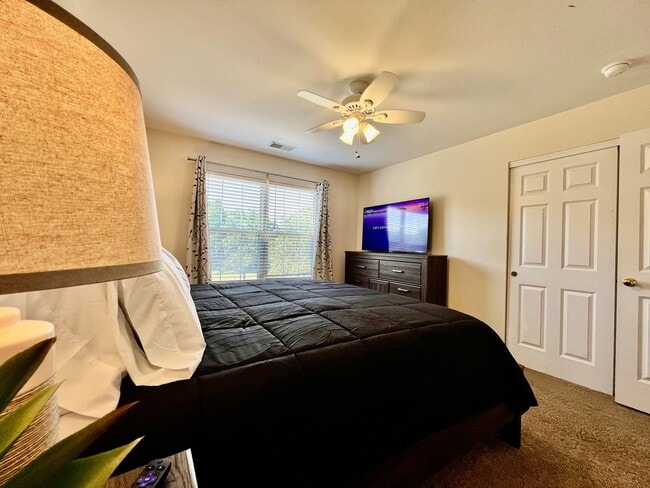 Building Photo - Large executive home in pool community Mas...