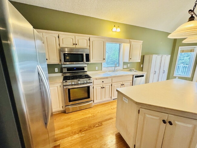Building Photo - 9120 Trotters Ln