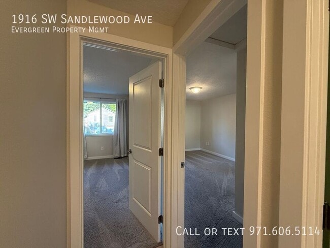 Building Photo - 1916 SW Sandlewood Ave
