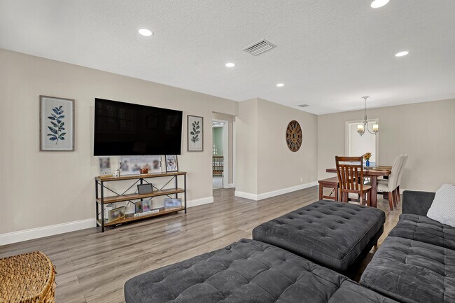 Building Photo - 1210 Skylark Ln