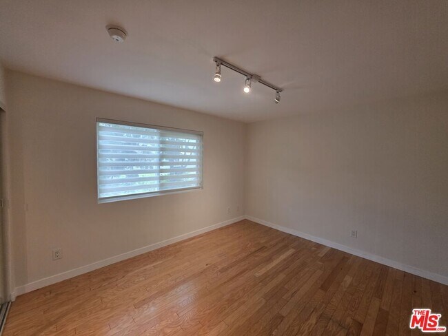 Building Photo - 1260 Vin Scully Ave