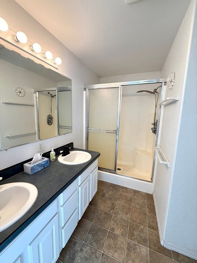 Building Photo - Charming Fully Furnished 2-Bedroom Home