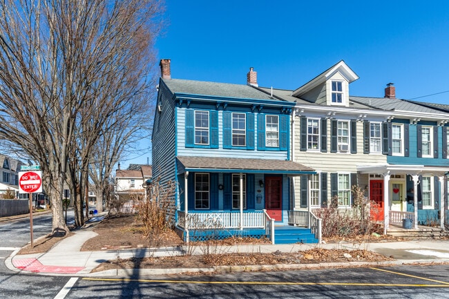 Building Photo - 34 Buttonwood St