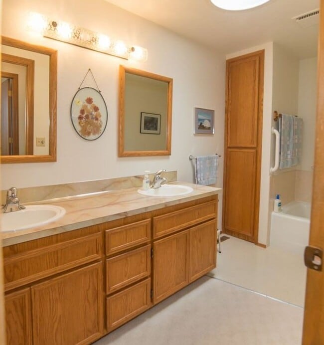 Building Photo - We have the wonderful 3 bed/2 bath you’ve been waiting for!