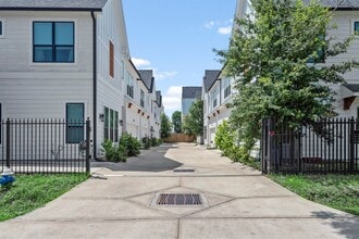 Building Photo - 909 Oak St