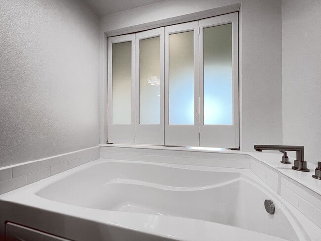 Building Photo - Pet Friendly 2-Bedroom Condo with Central ...