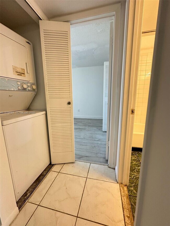 Building Photo - 861 NE 209th Terrace